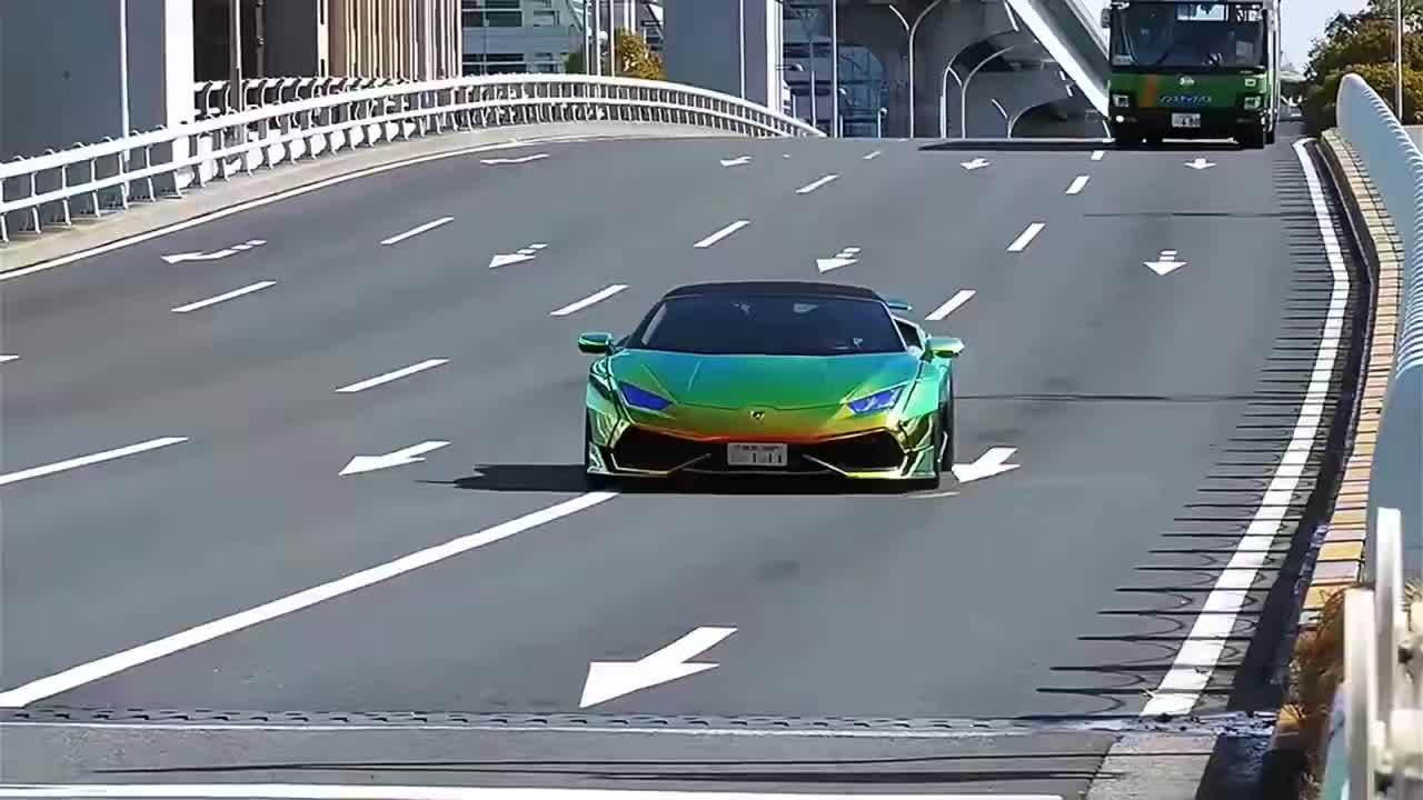 Premium PVC Car Wrap - Vibrant Green to Yellow Gradient with Rainbow Mirror Effect, Fit for All Models - High-Quality Color Changing Vinyl Film