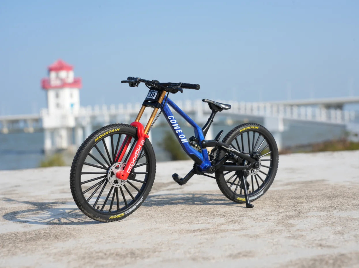 1:8 Scale Alloy Mountain Bike Model – Dual Shock Absorbers&Removable Number, Ideal Gift&Desktop Decoration for Bike Enthusiasts.