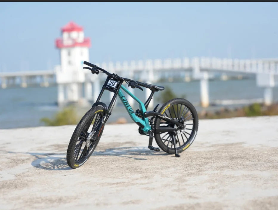 1:8 Scale Alloy Mountain Bike Model – Dual Shock Absorbers&Removable Number, Ideal Gift&Desktop Decoration for Bike Enthusiasts.