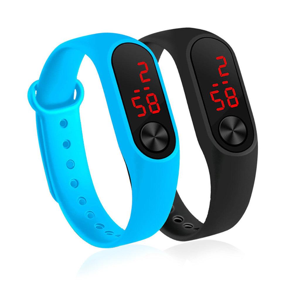 Stay on top of your game with this sleek sports smartwatch for men and women—track, train, and triumph!