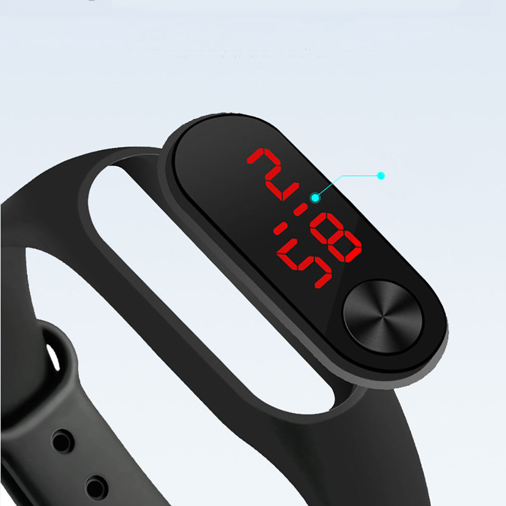 Stay on top of your game with this sleek sports smartwatch for men and women—track, train, and triumph!