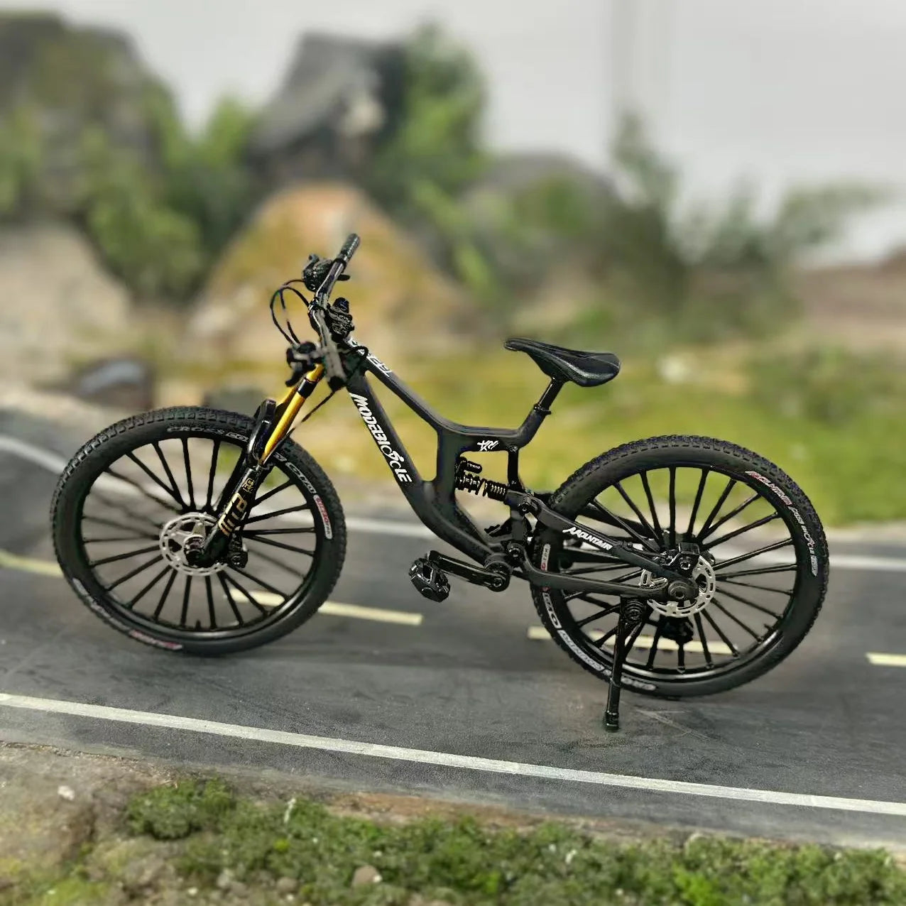 1:8 Alloy mountain bike model with base - features realistic gears and dual suspension, perfect for cycling enthusiasts