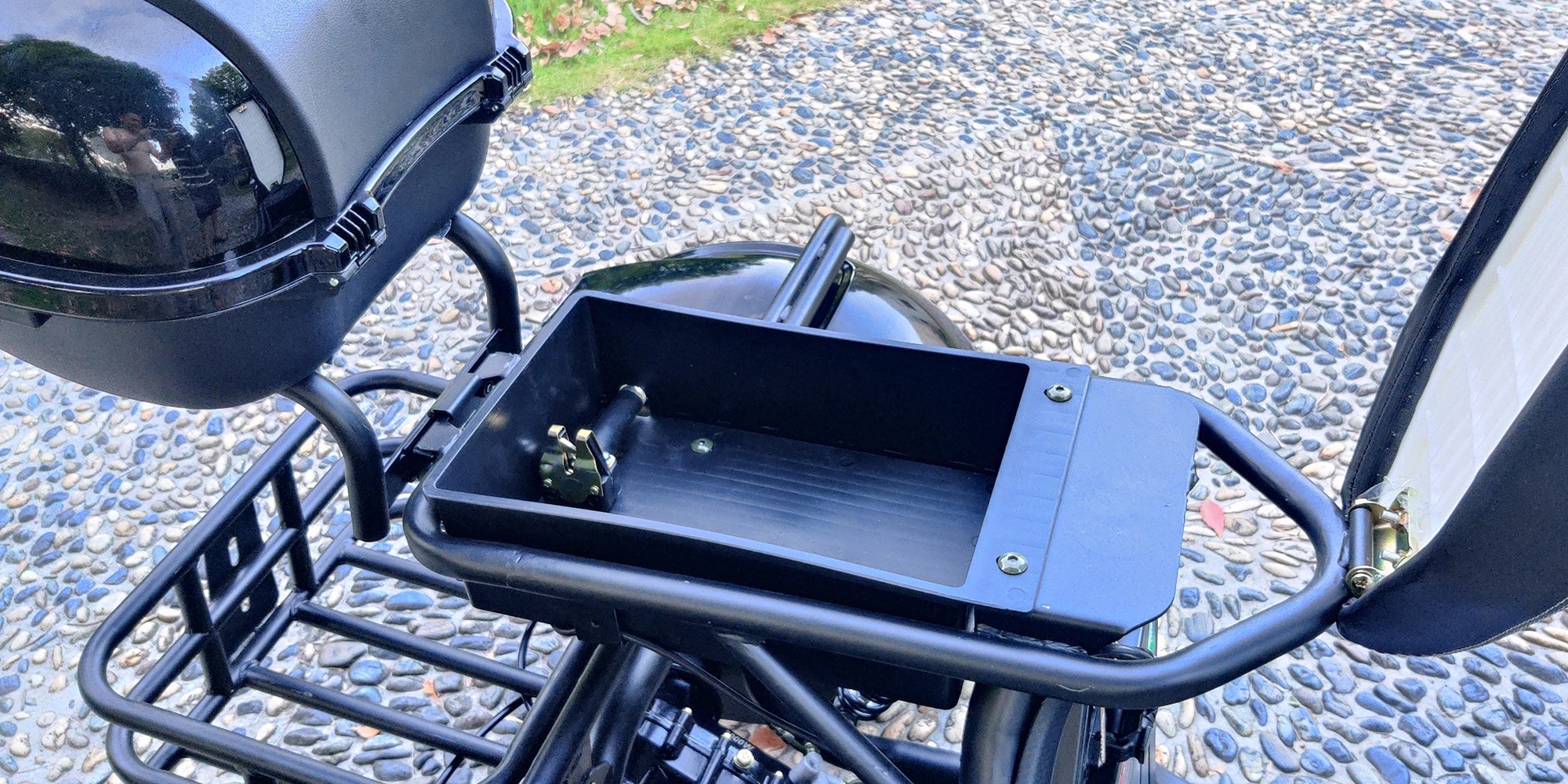 3-wheel electric scooter: 3000W motor, 40KM/H speed, 200KG load, 18" fat tires.