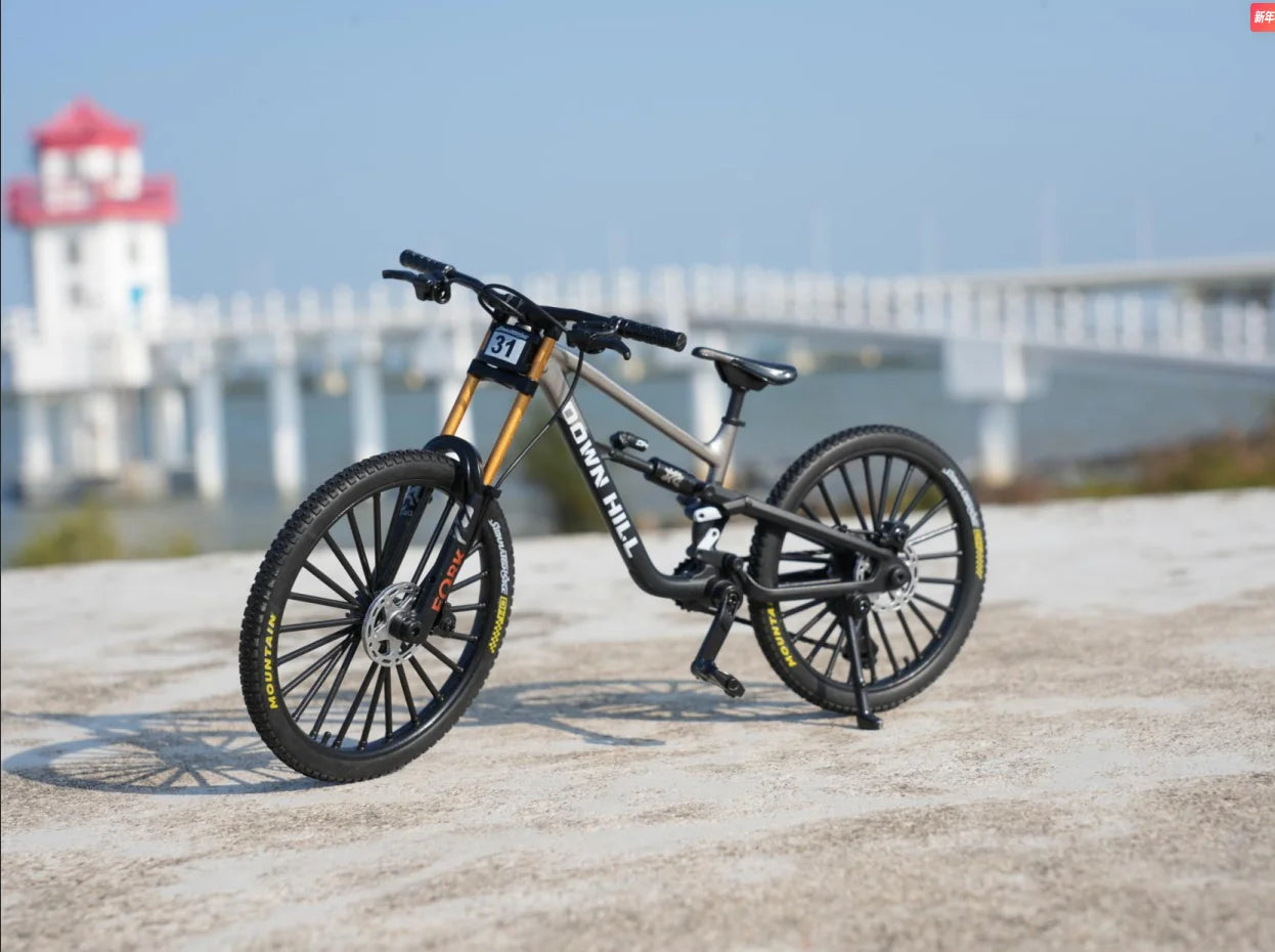 1:8 Scale Alloy Mountain Bike Model – Dual Shock Absorbers&Removable Number, Ideal Gift&Desktop Decoration for Bike Enthusiasts.