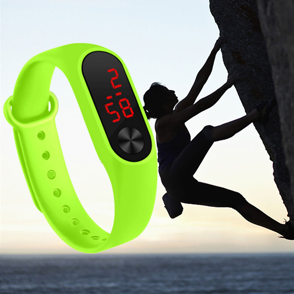 Stay on top of your game with this sleek sports smartwatch for men and women—track, train, and triumph!