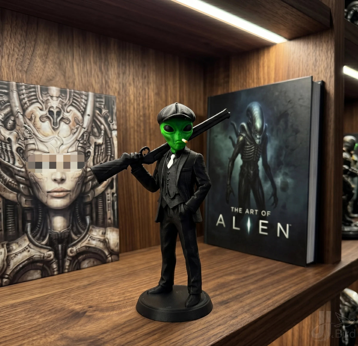 Alien in British Suit Ornament, Sci-Fi Style, Collectible Figurine, Home Desk Decoration, Creative Sculpture