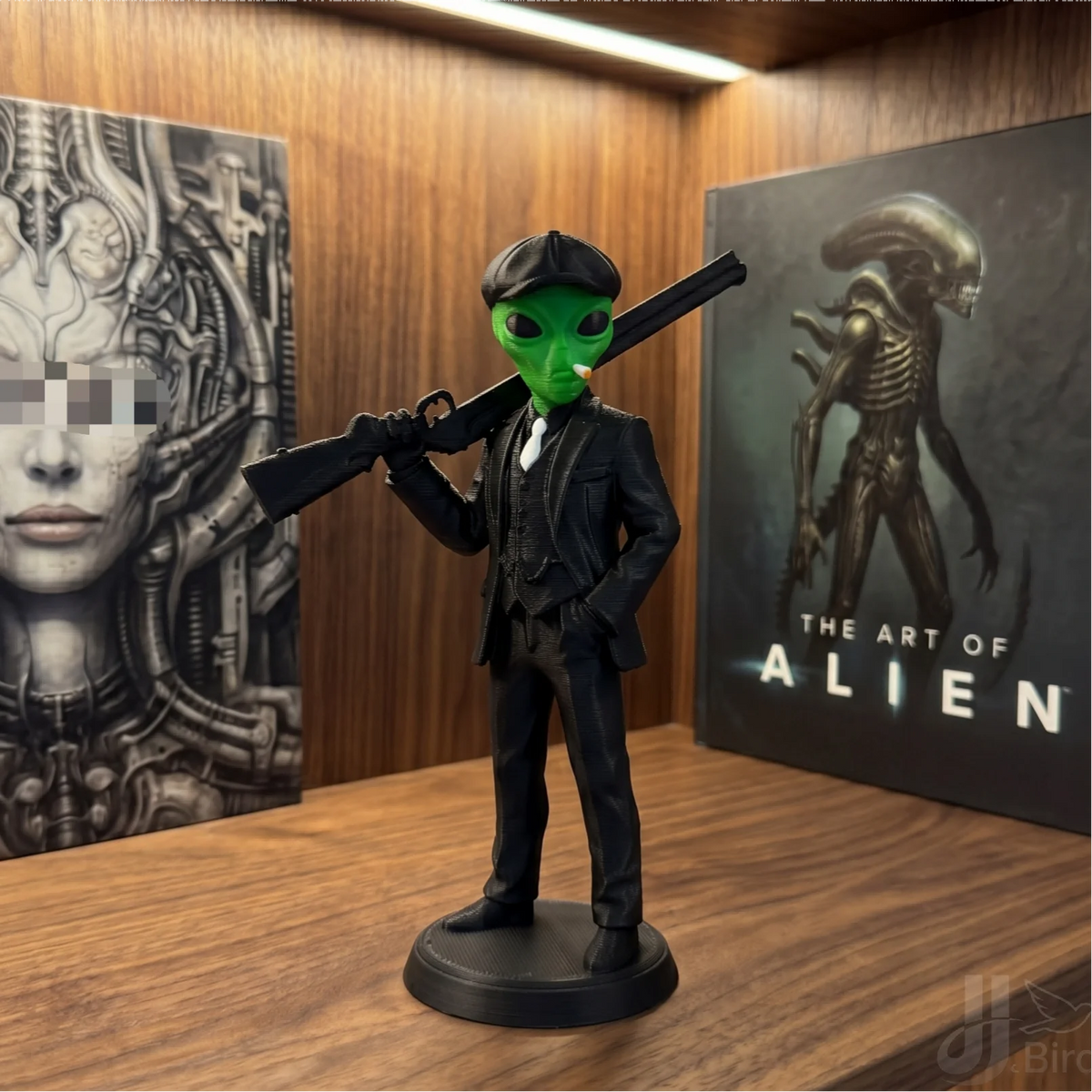 Alien in British Suit Ornament, Sci-Fi Style, Collectible Figurine, Home Desk Decoration, Creative Sculpture