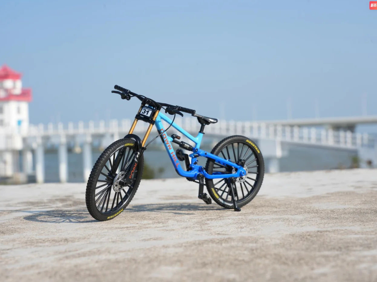 1:8 Scale Alloy Mountain Bike Model – Dual Shock Absorbers&Removable Number, Ideal Gift&Desktop Decoration for Bike Enthusiasts.