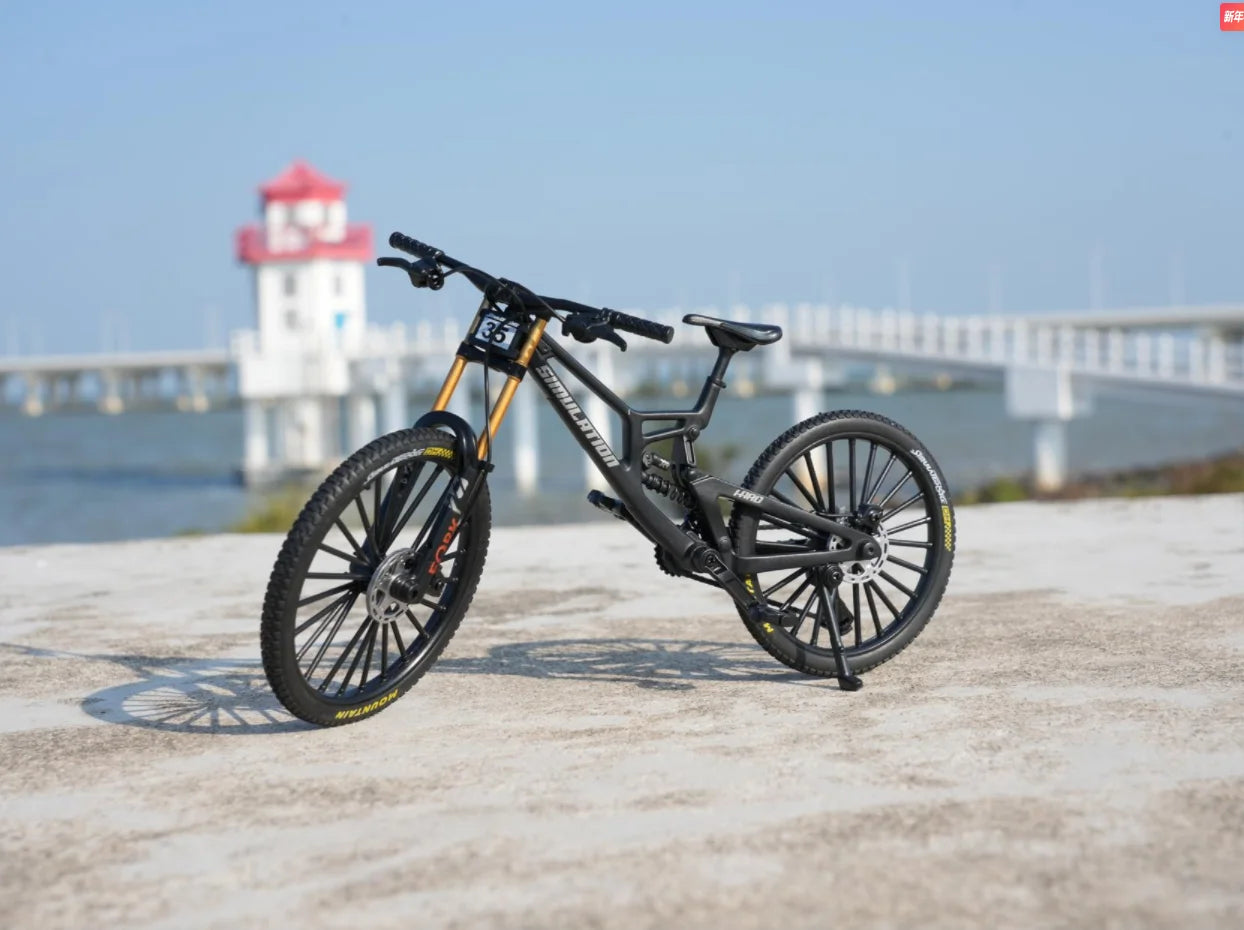 1:8 Scale Alloy Mountain Bike Model – Dual Shock Absorbers&Removable Number, Ideal Gift&Desktop Decoration for Bike Enthusiasts.