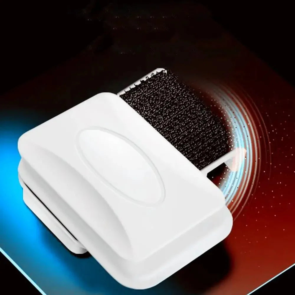 Effortlessly scrub away algae with this magnetic aquarium cleaning brush—tank cleaning has never been easier!