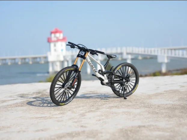 1:8 Scale Alloy Mountain Bike Model – Dual Shock Absorbers&Removable Number, Ideal Gift&Desktop Decoration for Bike Enthusiasts.